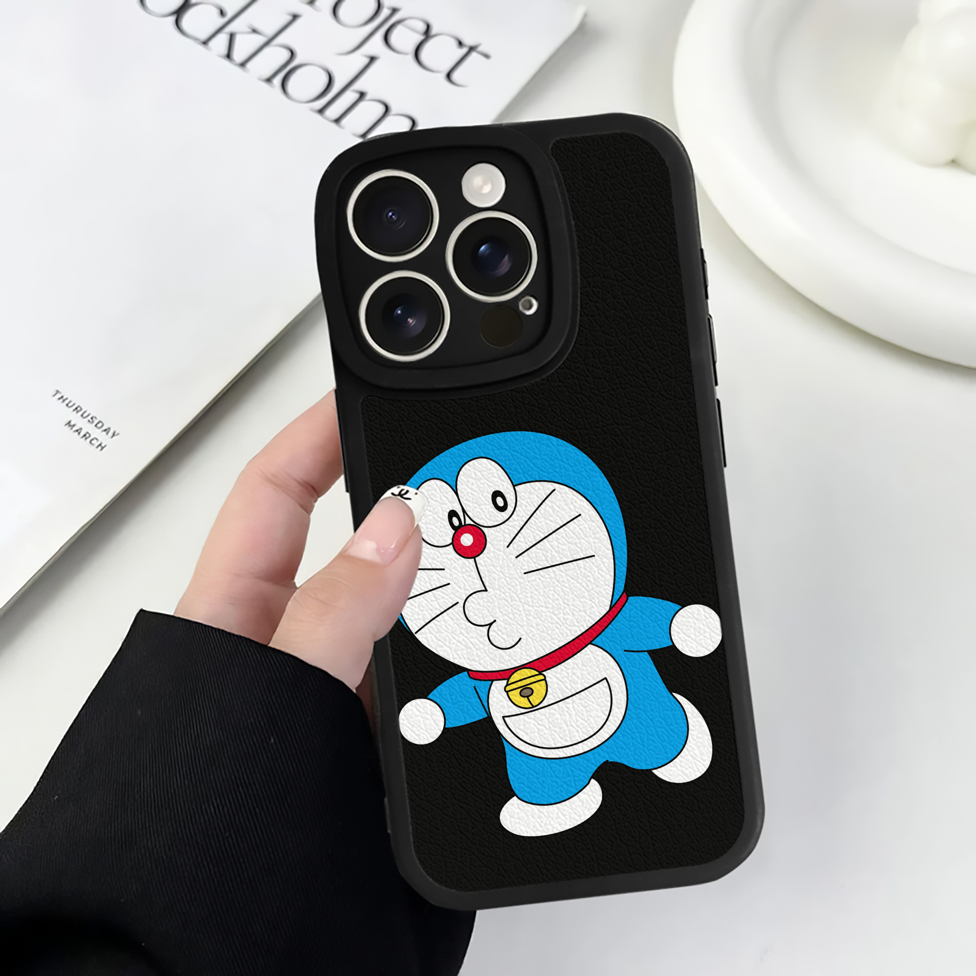 （画像用） ドラえもん Doraemon 【iPhone 16シリーズ対応】シリコンスマホケース（レザー調） 材質：シリコン